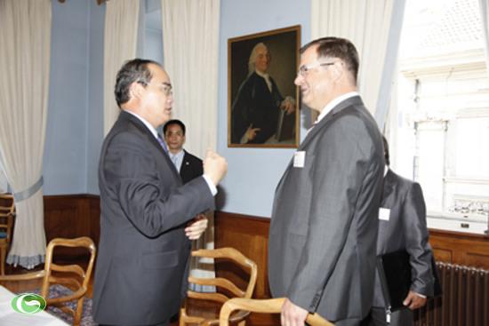 ຮອງນາຍົກລັດຖະມົນຕີ Nguyen Thien Nhan ໄປຢ້ຽມຢາມສະວິດ